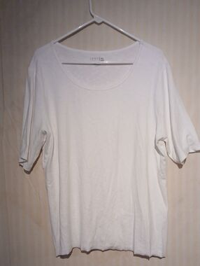 Time and Tru White Scoop Neck Short Sleeve Tee